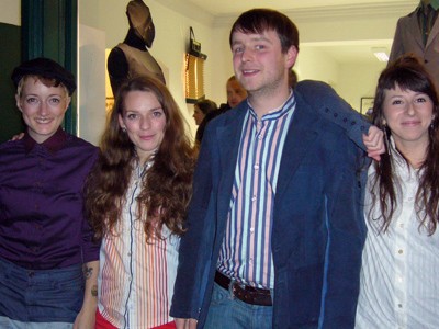 Carina Bischof (2. v.l.) und ihre Mitstreiter: „Upcycling ist mehr als nur Recycling.“