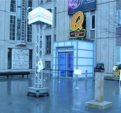 Tagsüber ein ungewohntes Bild vor der Tageskasse am Friedrichsstadtpalast: Leere.