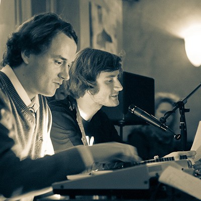 Maik (rechts) zusammen mit Martin Hünniger auf ihrer Lesetour „Dialoge“ (Foto: André Helbig)