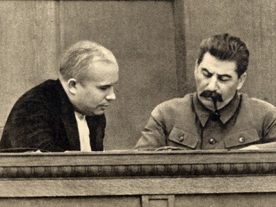 Stalin und Chruschtschow konferieren (17 Jahre vor Stalins Tod, 20 Jahre vor der Geheimrede des XX. Parteitags)