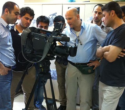 Trainer Lutz Reimann mit NRT-Kameramännern in Suleimaniya (Foto: Media Adademy)