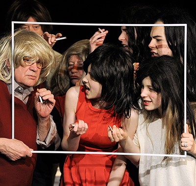 Das Ensemble vom Jungen Schauspielhaus Düsseldorf (Foto: Sebastian Hoppe)