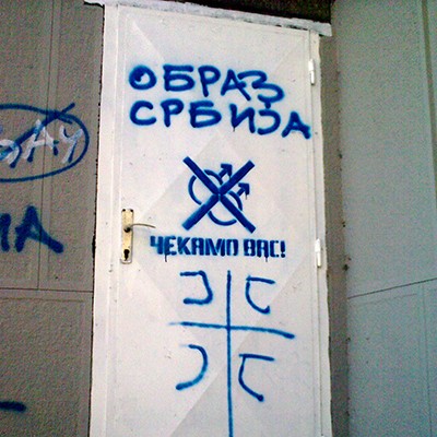 Obraz-Graffito with anti-gay symbol and the threatening slogan “We are waiting for you!” in Belgrade (photo: Jonathan Davis)