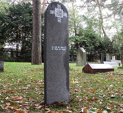 Grabstein mit engearbeitetem QR-Code (Foto: Andreas Rosenkranz)