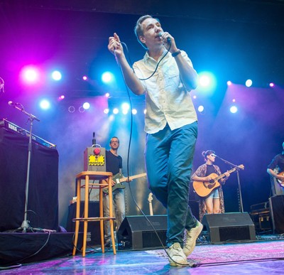 Musikalischer Drahtseilakt aus Ernsthaftigkeit und Comedy