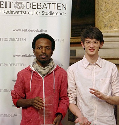 Die Jenaer Debattiersieger in der Kategorie „Deutsch als Fremdsprache“: Abdulaziz Mubarak (links im Bild) und Maksim Zubok. (Foto: Mark Etzel/Debattierklub Wien)