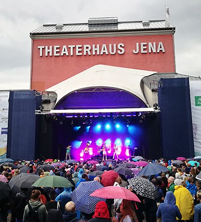 Regen, Schweiß und Oben ohne