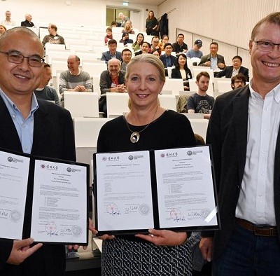Der Prodekan Prof. Dr. Xingzhi Xu von der Shenzhen University mit Dr. Claudia Hillinger vom Internationalen Büro der Uni Jena und Prof. Dr. Thorsten Heinzel. (Foto: Jan-Peter Kasper/FSU)
