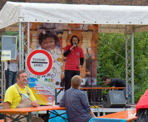 Nazis den Bürgersteig, Demonstranten die Straße! 